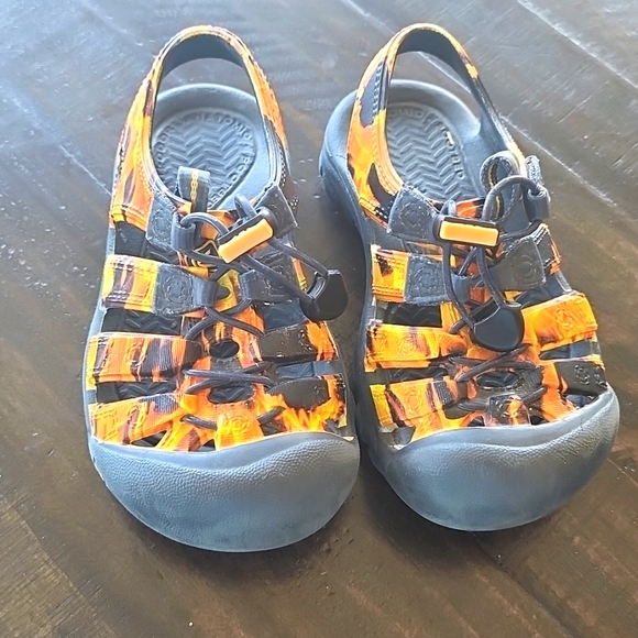 Keen waterproof sandals size 10 in kids - Picture 1 of 6